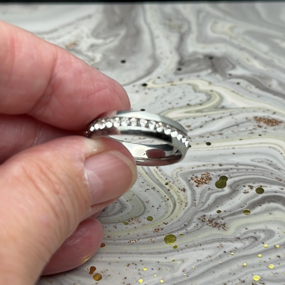 Women’s 6mm Silver Ring Band with shiny stones - Picture 4 of 4